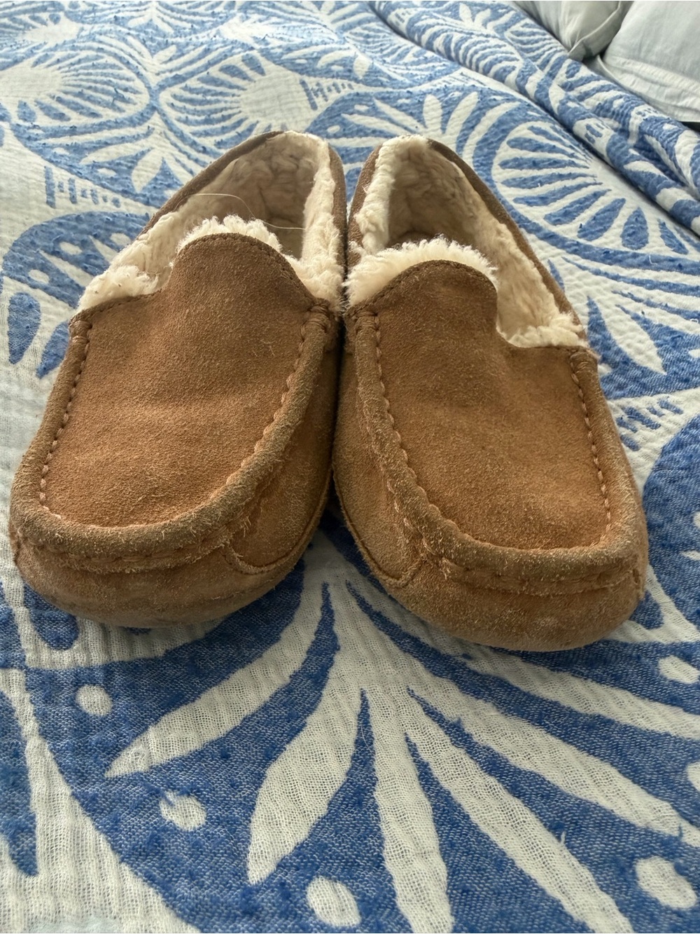 UGG Chestnut Suede Moccasin Slippers with Shearling Lining ONLY WORN INDOORS